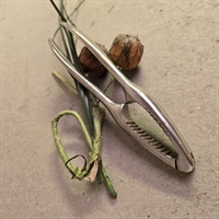 klassisk-metal-nøddeknækker-retro-redskab